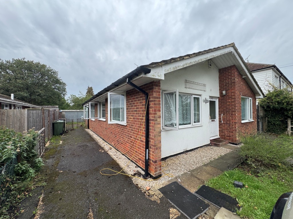 Lot: 152 - THREE-BEDROOM BUNGALOW FOR REFURBISHMENT AND REPAIR - Side and front of bungalow